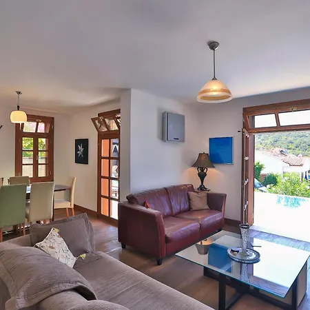 Villa Isinda, Town Centre *